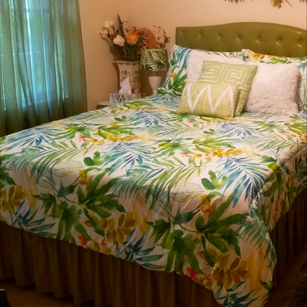 Tropical Print Full/Queen Comforter with Shams